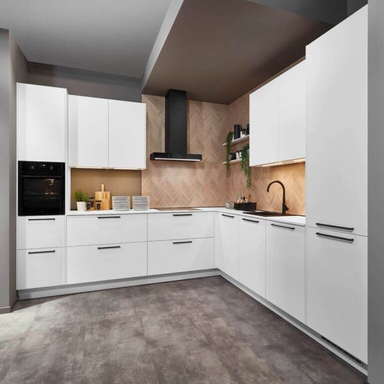 Weiße Eckküche mit Holzrückwand Weiße Eckküche mit grifflosen Fronten, Holzrückwand und schwarzer Dunstabzugshaube – Küchenstil