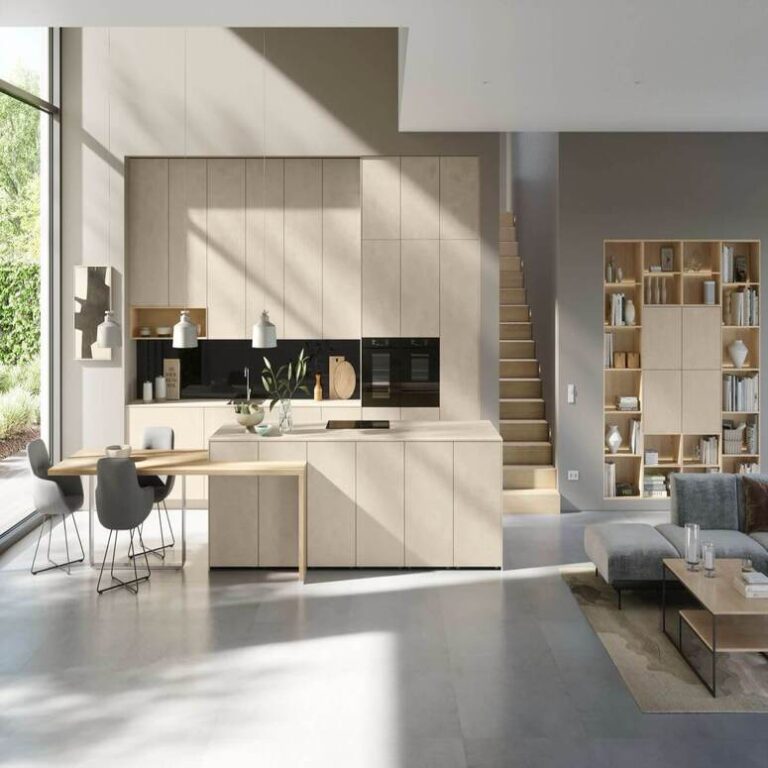 Offene Küche mit Wohnbereich Offene moderne Küche in Beige mit Kochinsel, Essplatz und angrenzendem Wohnbereich – Küchenstil