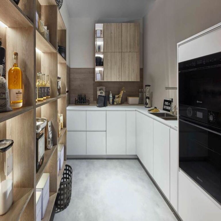 Moderne weiße Küche mit Hochschränken, Holzregal und schwarzen Einbaugeräten – Küchenangebote Mülheim